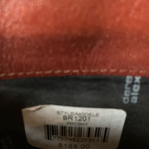 Elegant Brown Leather Wristlet - Picture 7 of 7